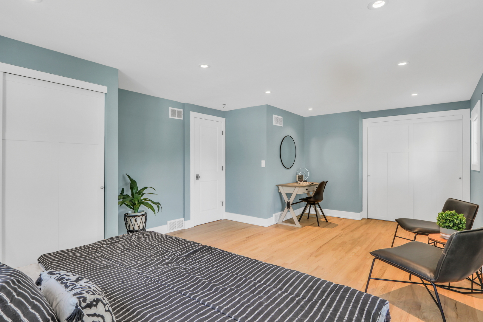 2238 Hanlon Road Libertyville, IL 60048 - Photo 71 of 72 a bedroom with a bed and a table in it