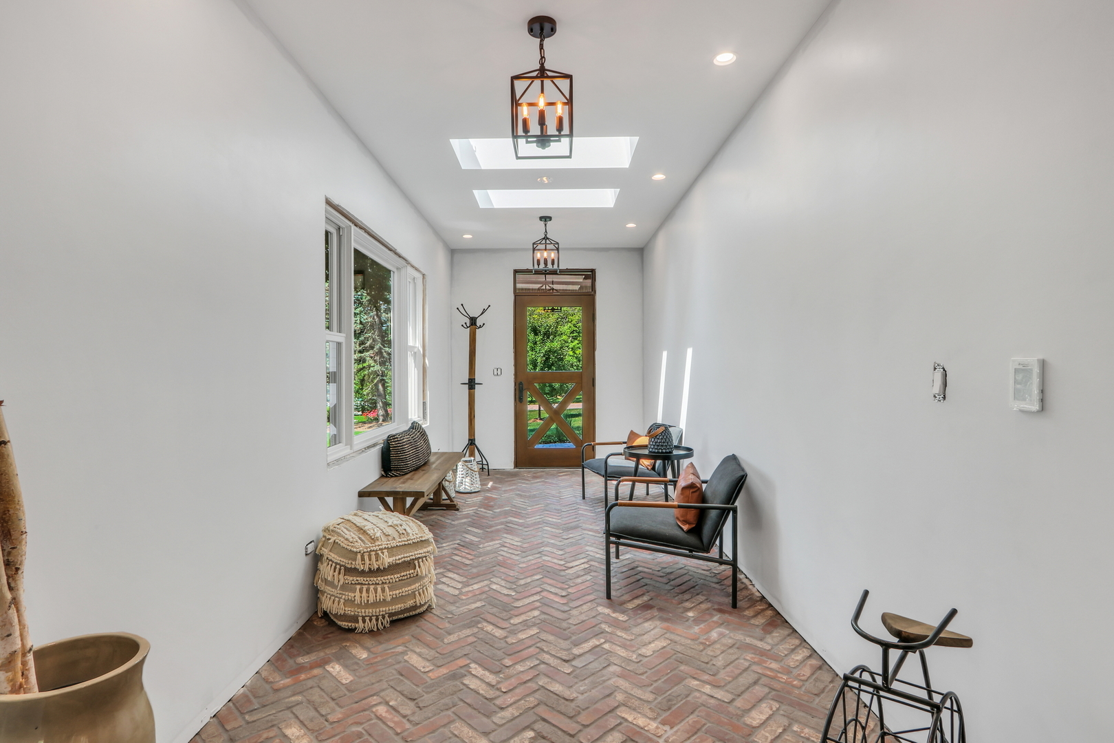 2238 Hanlon Road Libertyville, IL 60048 - Photo 8 of 72 a living room with furniture and a window