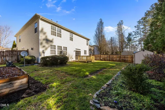 a view of a house with backyard