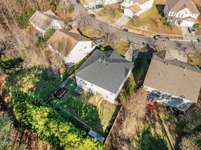 a view of a yard in front of the house