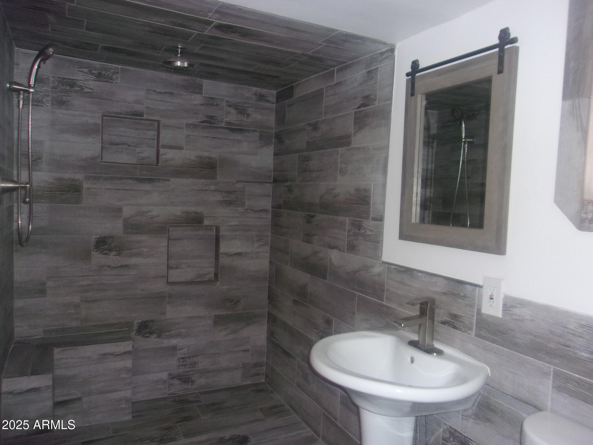 4765 East Valley Lane Rimrock, AZ 86335 - Photo 9 of 25 a bathroom with a sink a toilet and shower