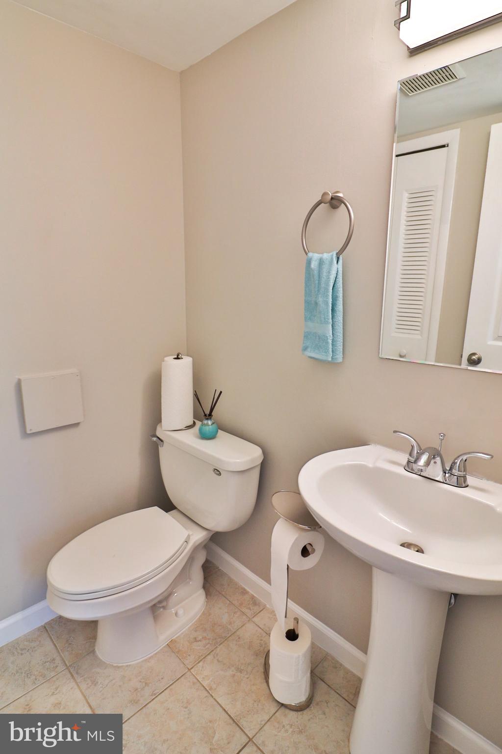193 North Cottage Road Sterling, VA 20164 - Photo 27 of 52 Powder room on main level