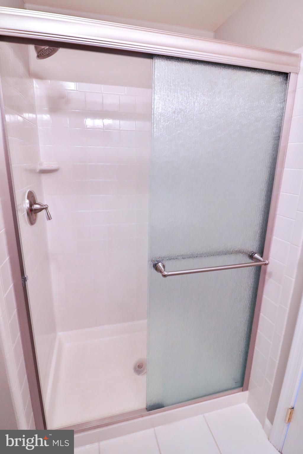 193 North Cottage Road Sterling, VA 20164 - Photo 36 of 52 Owner's suite bathroom