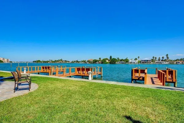a sign board with palm trees