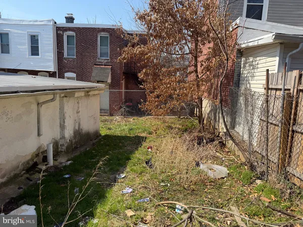a view of a house with backyard
