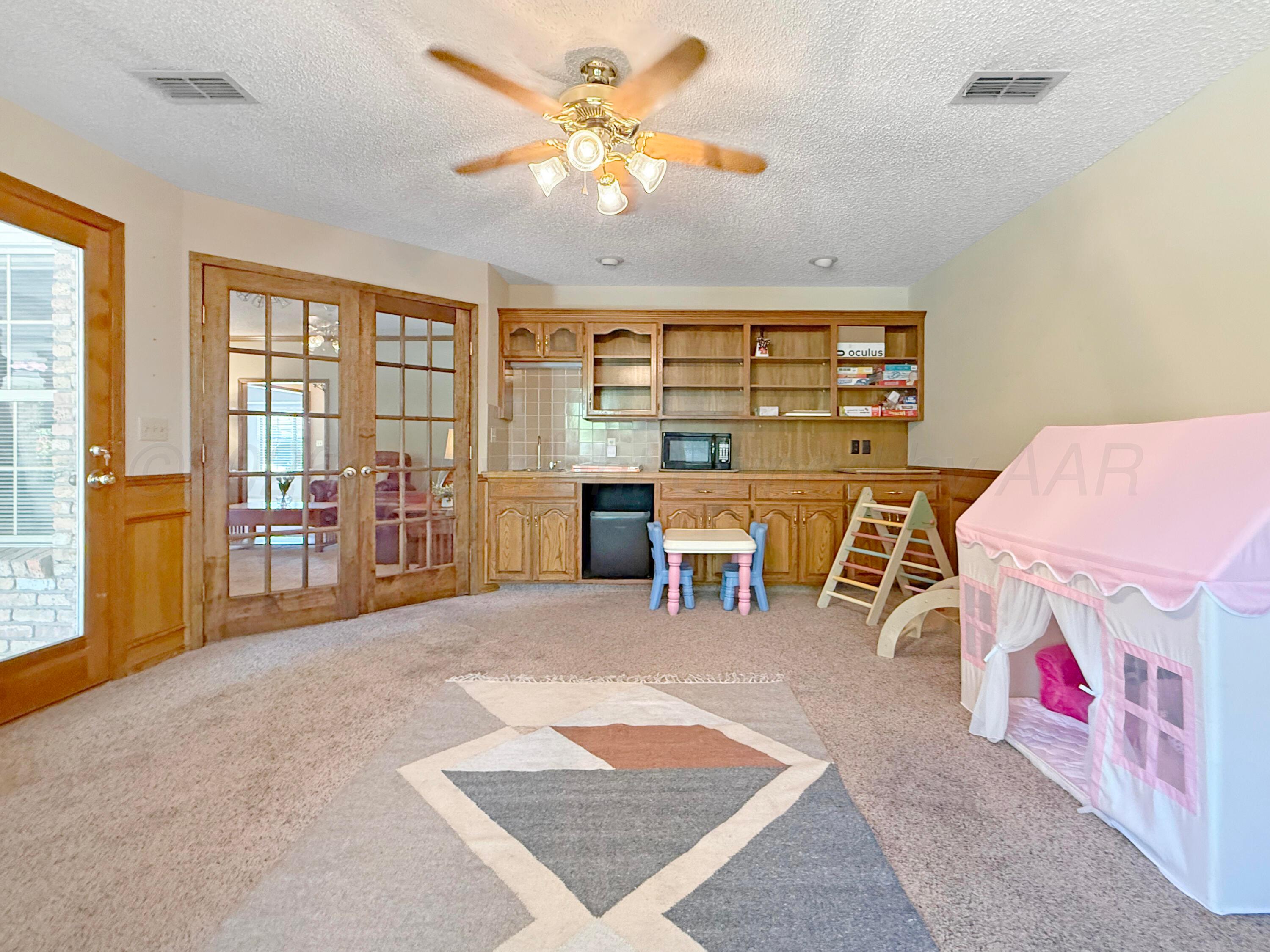 218 West Ocla Street Borger, TX 79007 - Photo 31 of 37 a living room with furniture a table and chairs