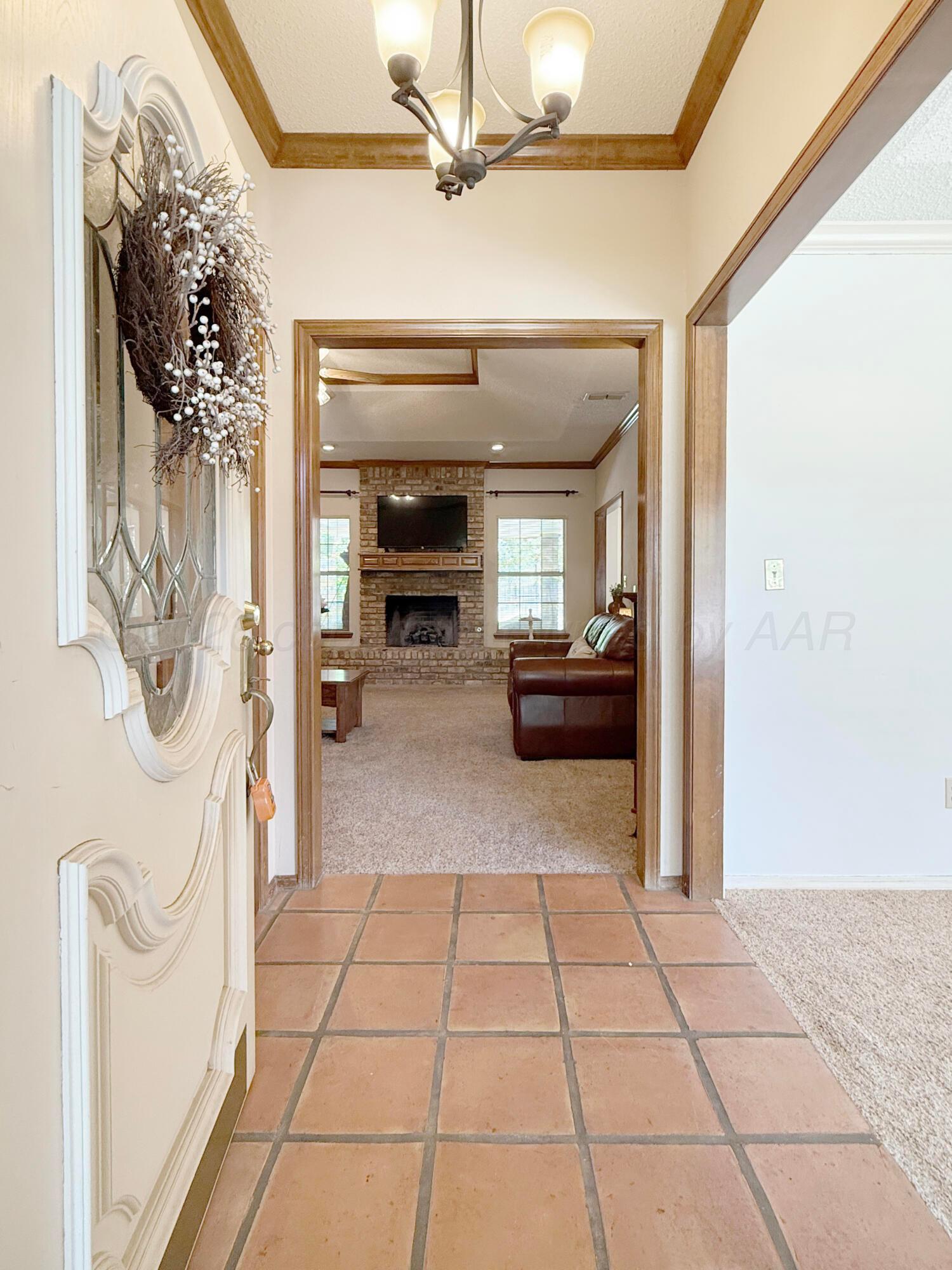 218 West Ocla Street Borger, TX 79007 - Photo 4 of 37 a view of a livingroom with furniture and a ceiling fan