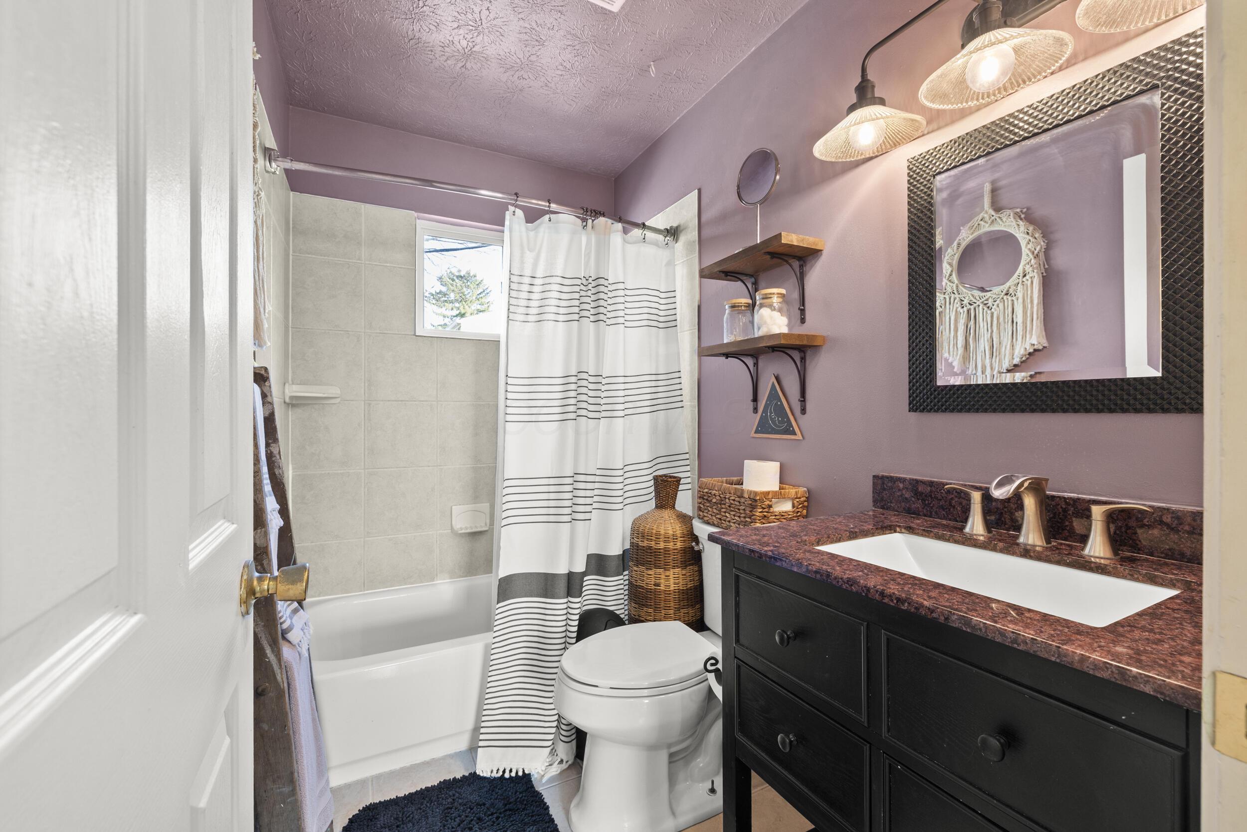 3346 Sundale Road Columbus, OH 43232 - Photo 21 of 37 24_bathroom
