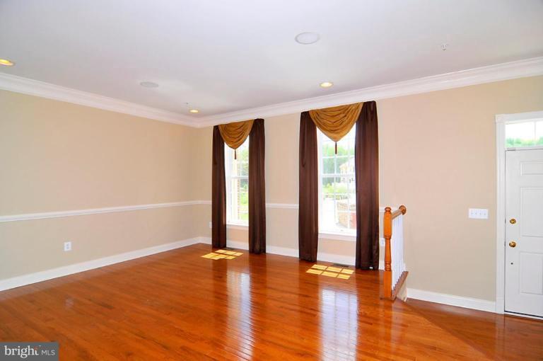 7626 Elmcrest Road Hanover, MD 21076 - Photo 10 of 16 Living Room