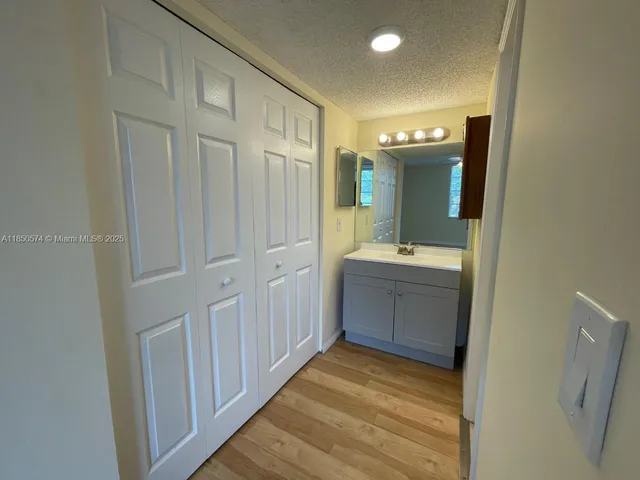 a view of entryway with outdoor area