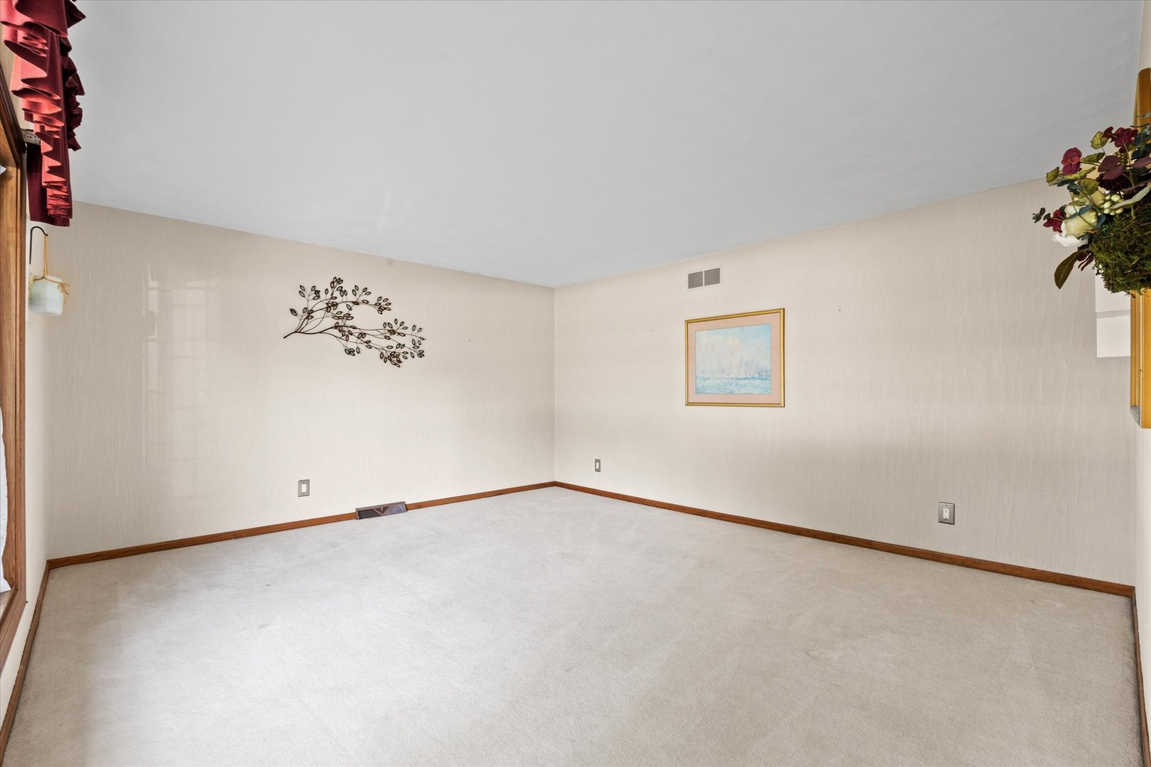 10 Oak Grove Road Geneseo, IL 61254 - Photo 4 of 43 an empty room with a painting on the wall