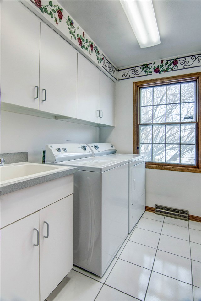 7196 Sentinel Road Rockford, IL 61107 - Photo 19 of 24 a utility room with cabinets washer and dryer