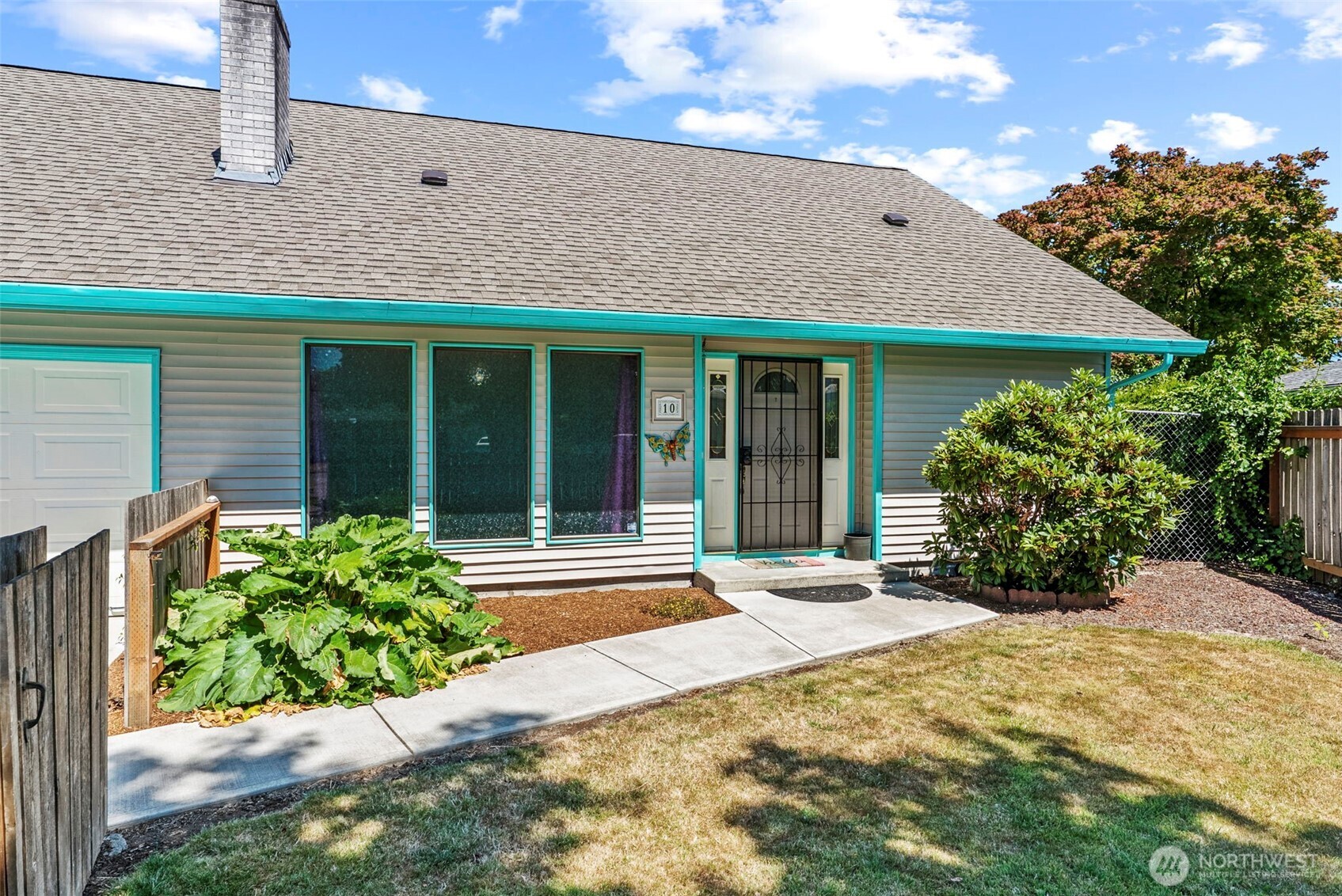 10 Lee Place Longview, WA 98632 - Photo 2 of 27 a front view of a house with garden