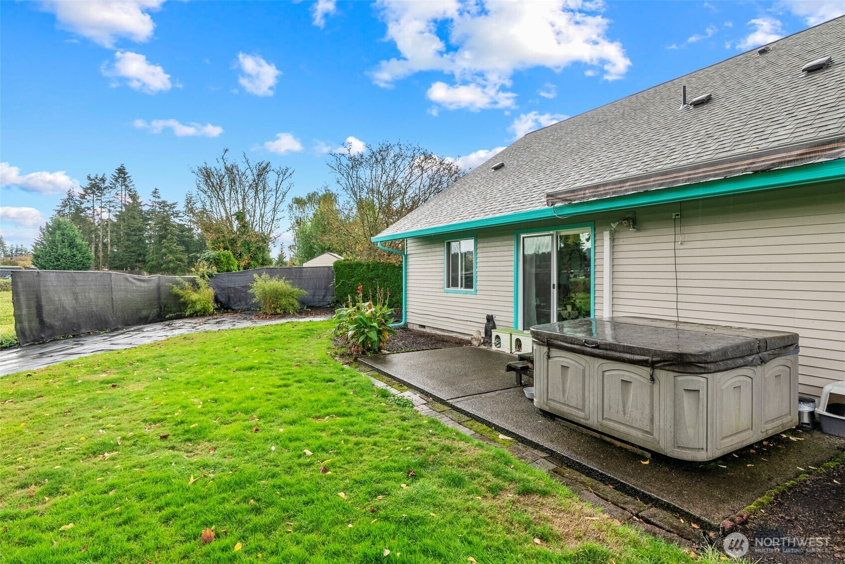 10 Lee Place Longview, WA 98632 - Photo 22 of 27 a view of a house with backyard and sitting area