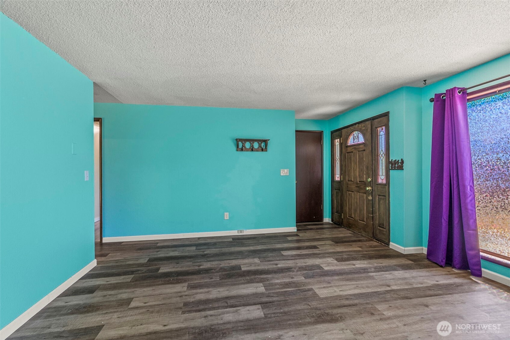 10 Lee Place Longview, WA 98632 - Photo 4 of 27 a view of an empty room with wooden floor and a window