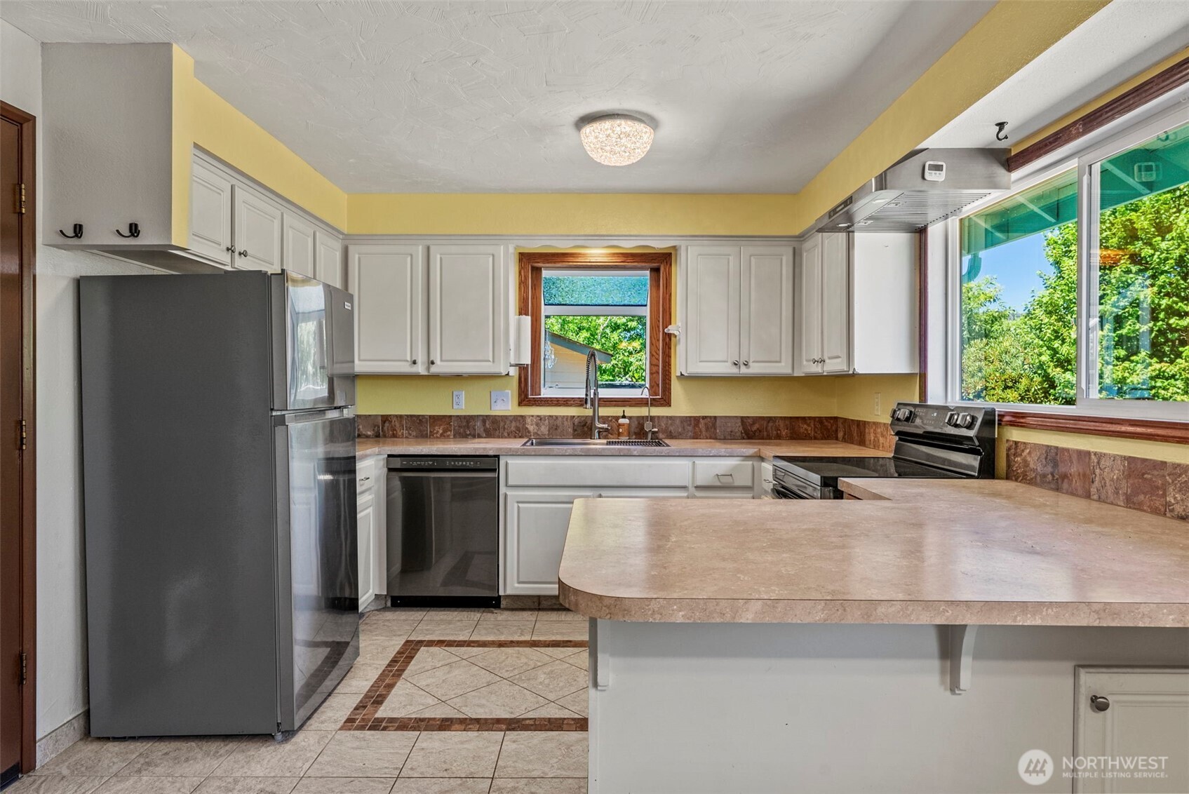10 Lee Place Longview, WA 98632 - Photo 6 of 27 a kitchen with a refrigerator and a sink