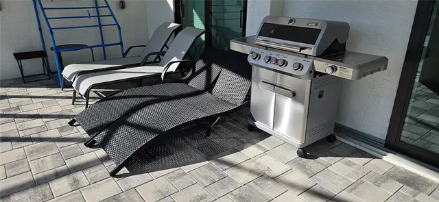 a view of a house with backyard