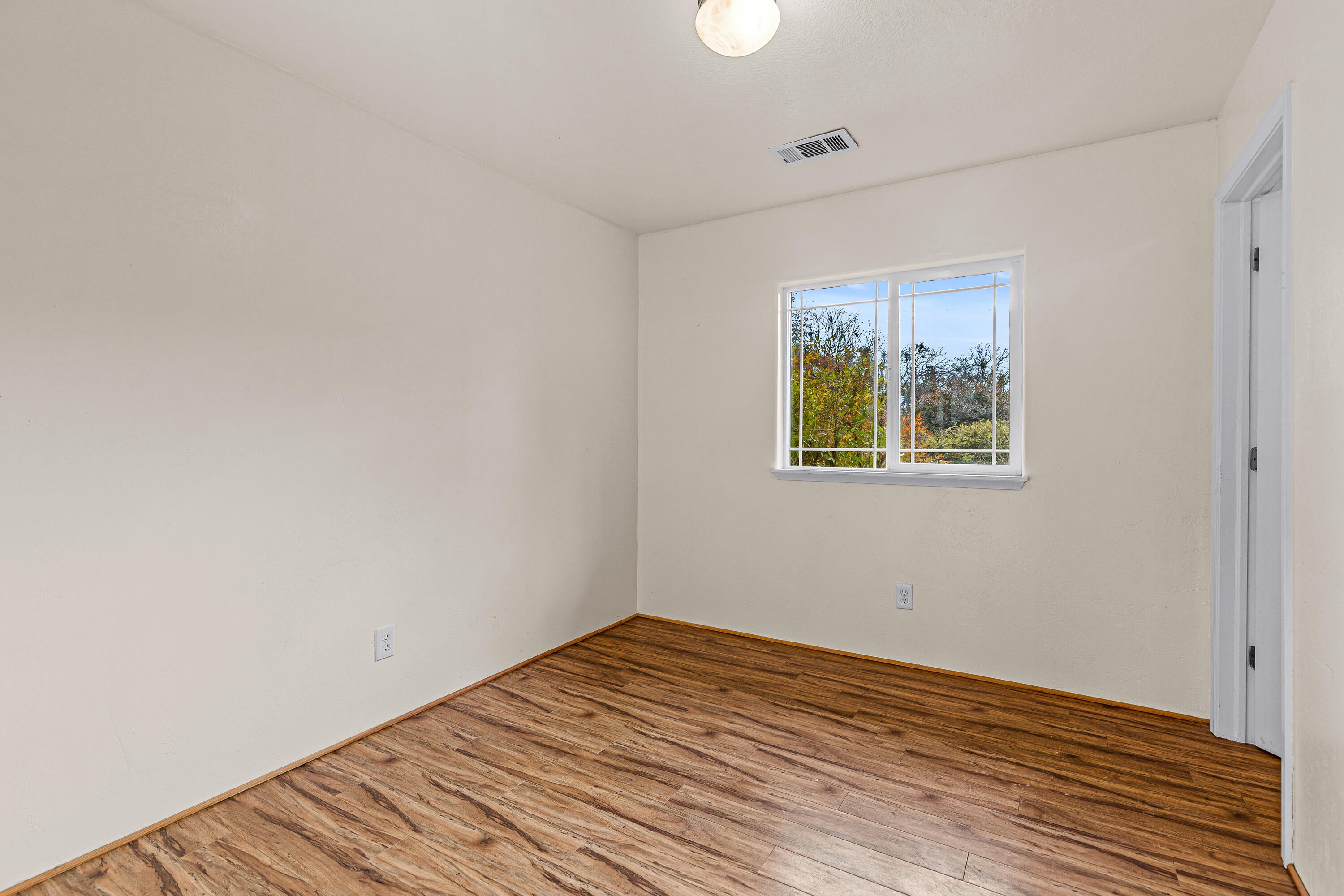 4260 Clayton Road Ashland, OR 97520 - Photo 22 of 41 Bedroom