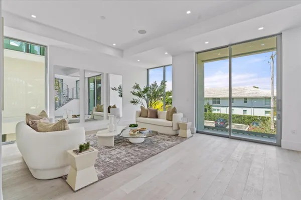 $4,100,000 | 1070 Del Harbour Drive, Delray Beach, FL 33483