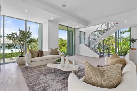 $4,100,000 | 1070 Del Harbour Drive, Delray Beach, FL 33483