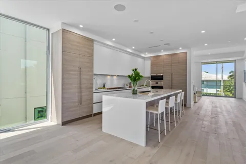 $4,100,000 | 1070 Del Harbour Drive, Delray Beach, FL 33483