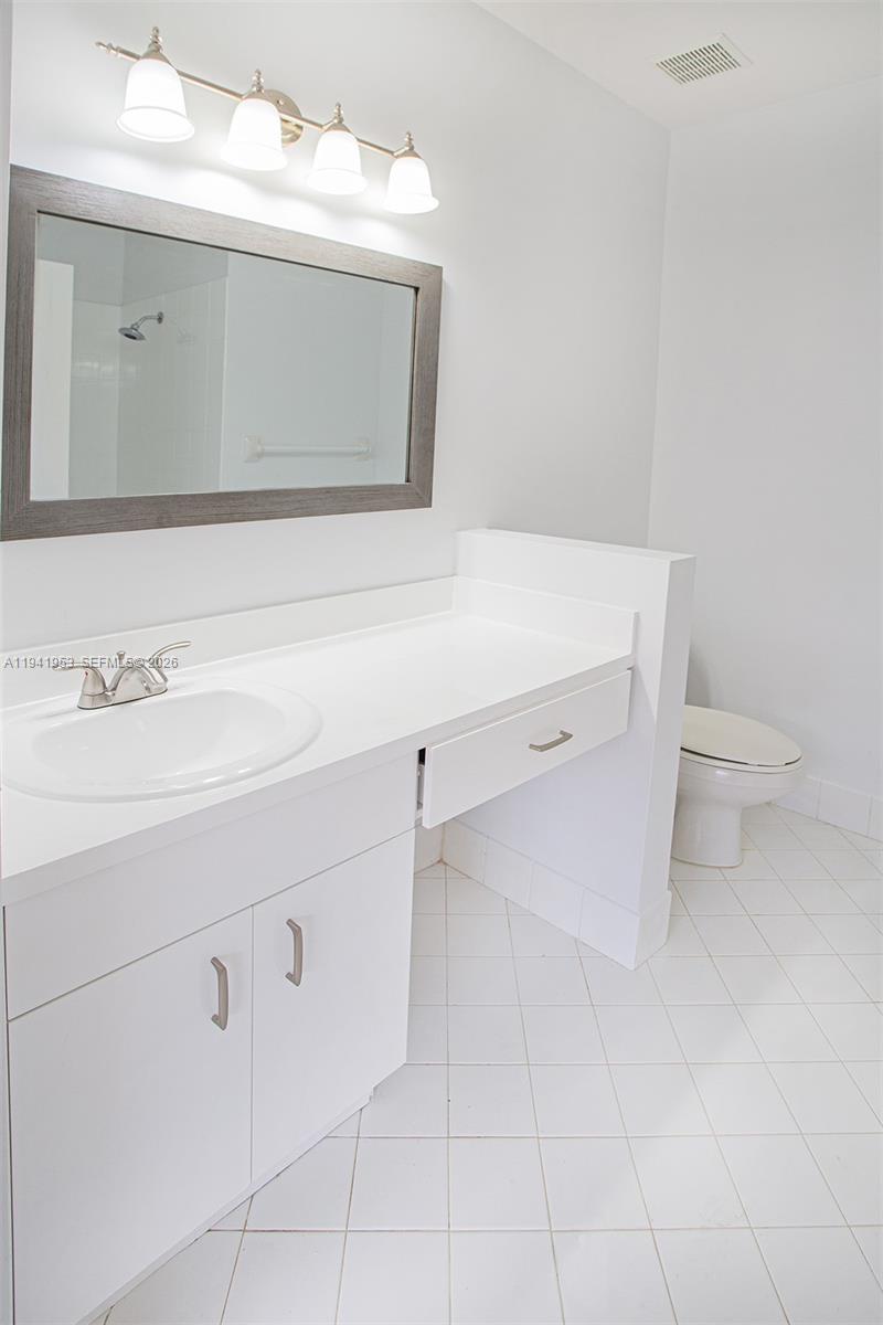 16222 Southwest 102nd Terrace Miami, FL 33196 - Photo 21 of 32 Primary Bedroom Bathroom