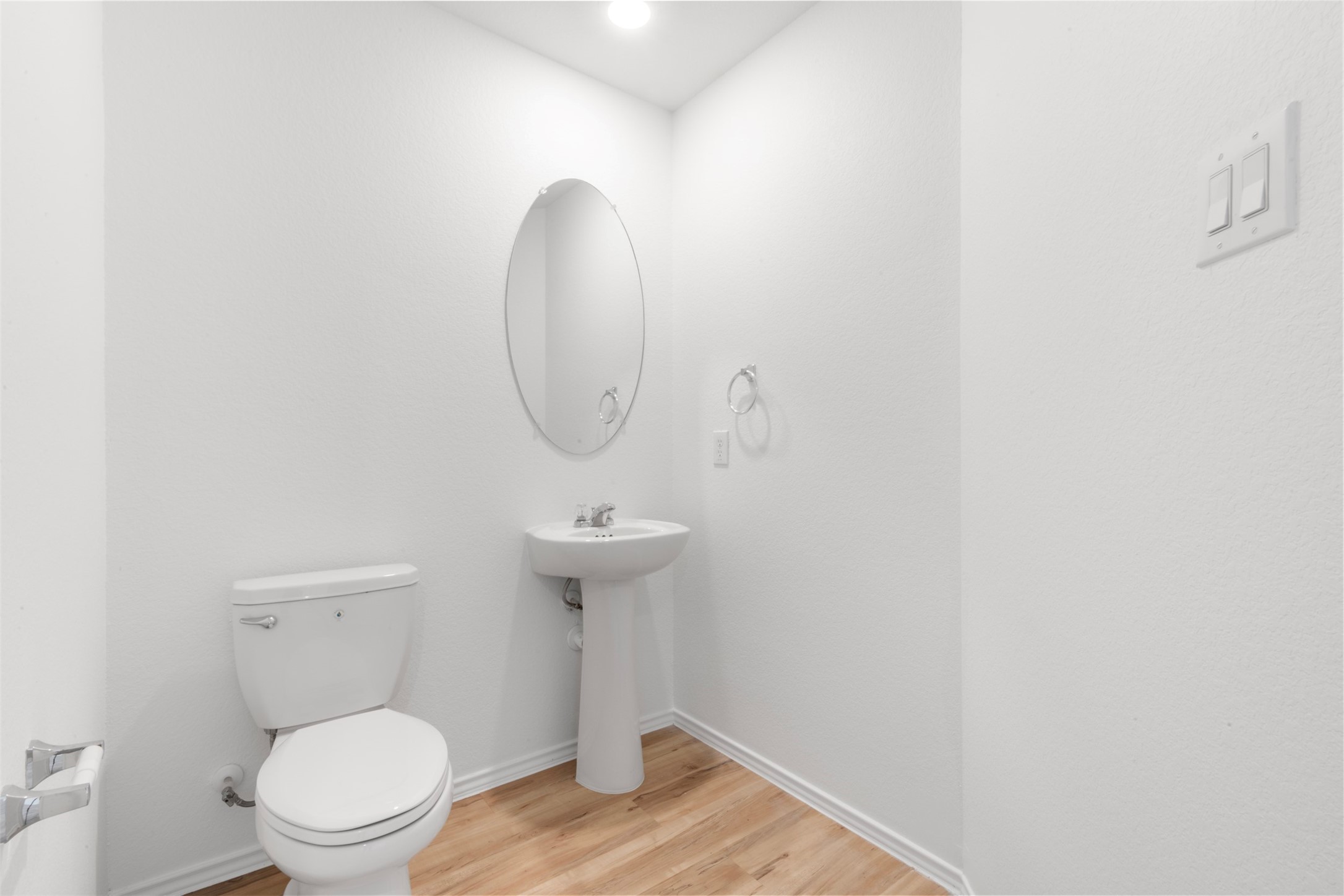 14602 Broadbury Pond Road Rosharon, TX 77583 - Photo 6 of 22 a bathroom with a sink and toilet