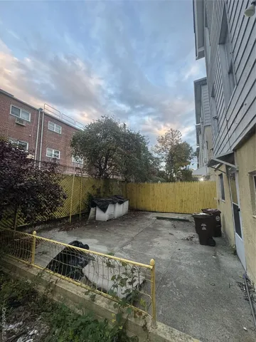 a view of a backyard