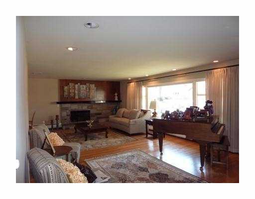 87 Glen Ridge Road Cranston, RI 02920 - Photo 3 of 12 Living Room.