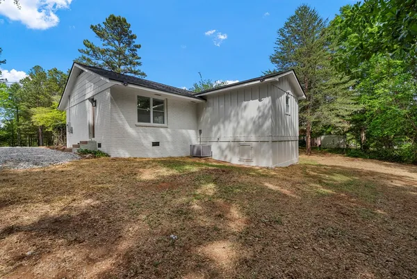 a view of a house with backyard and garden