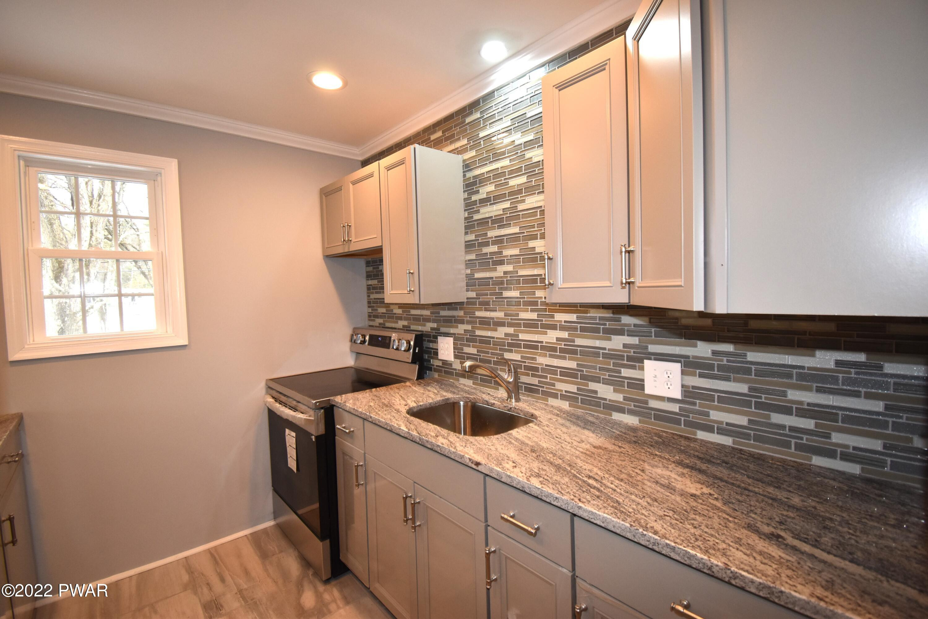 184 Aspen Road Dingmans Ferry, PA 18328 - Photo 9 of 22 kitchen