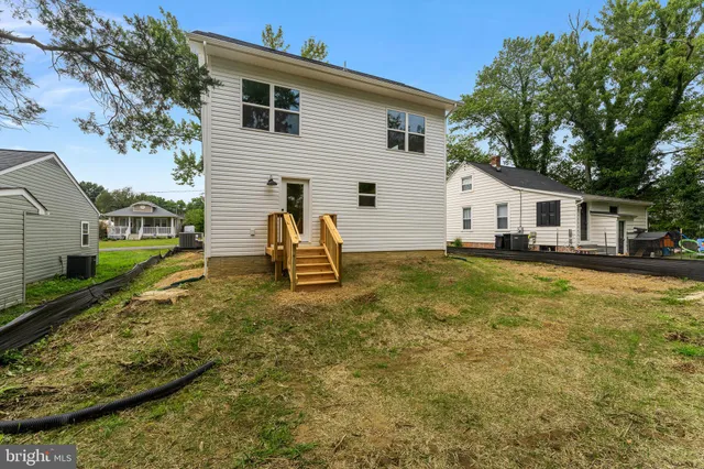 a view of a house with backyard and a tree