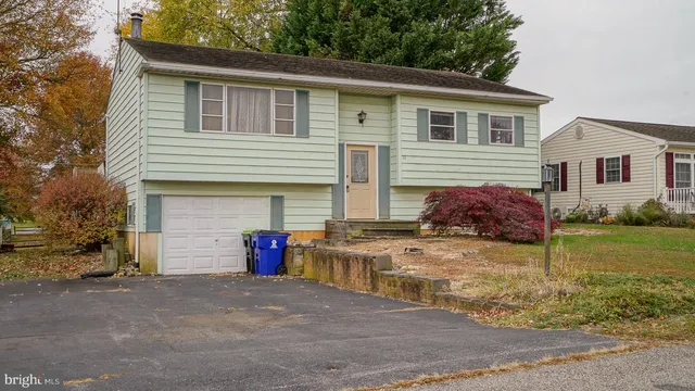 a view of a house with a yard and garage