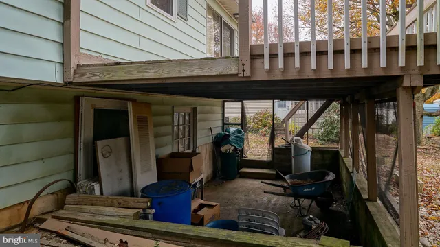 a view of entryway with wooden balcony
