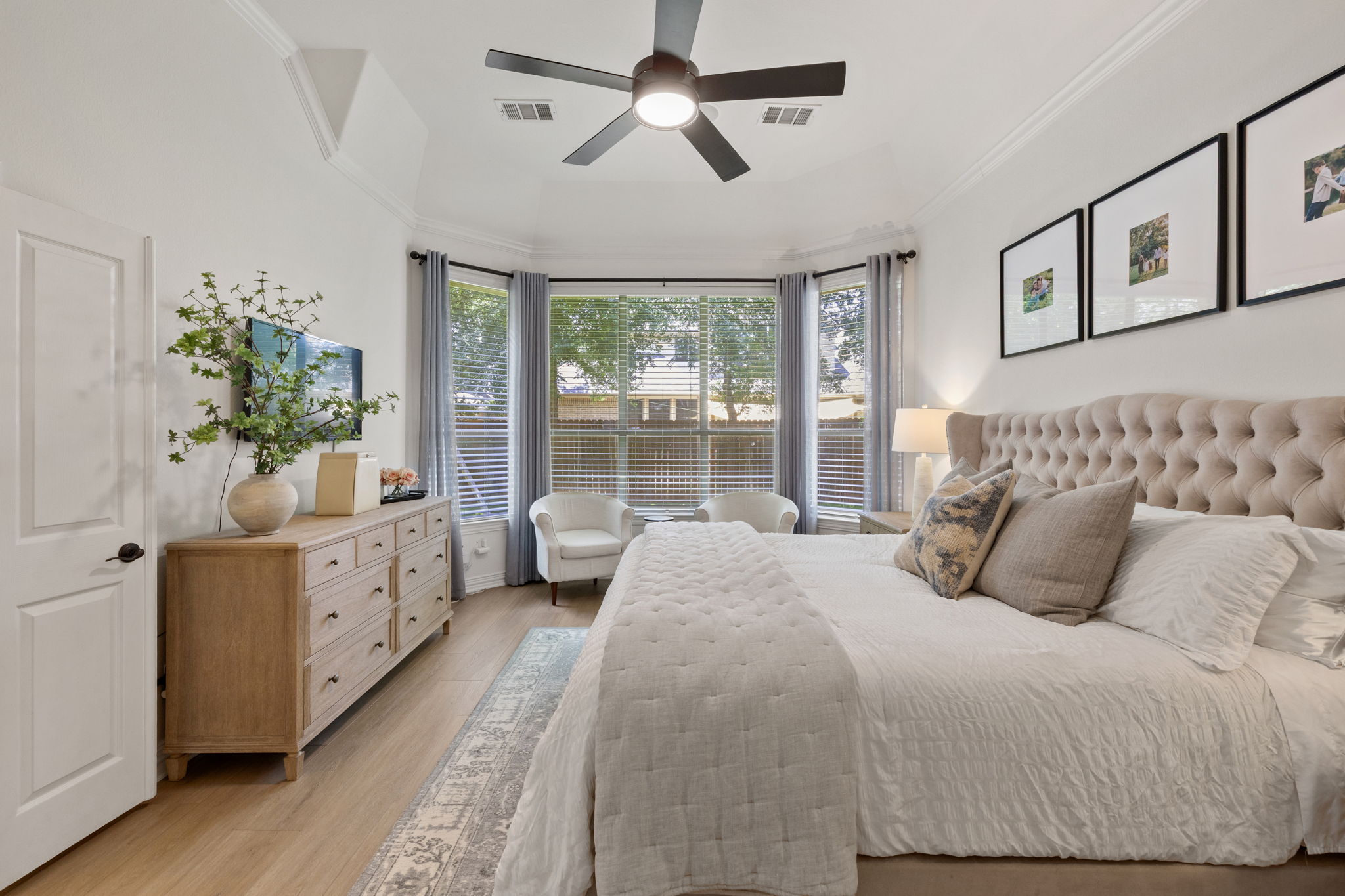 1124 Castle Path Round Rock, TX 78681 - Photo 21 of 40 A comfortable bedroom with a vaulted ceiling and an elegant bay window, ideal for relaxation.