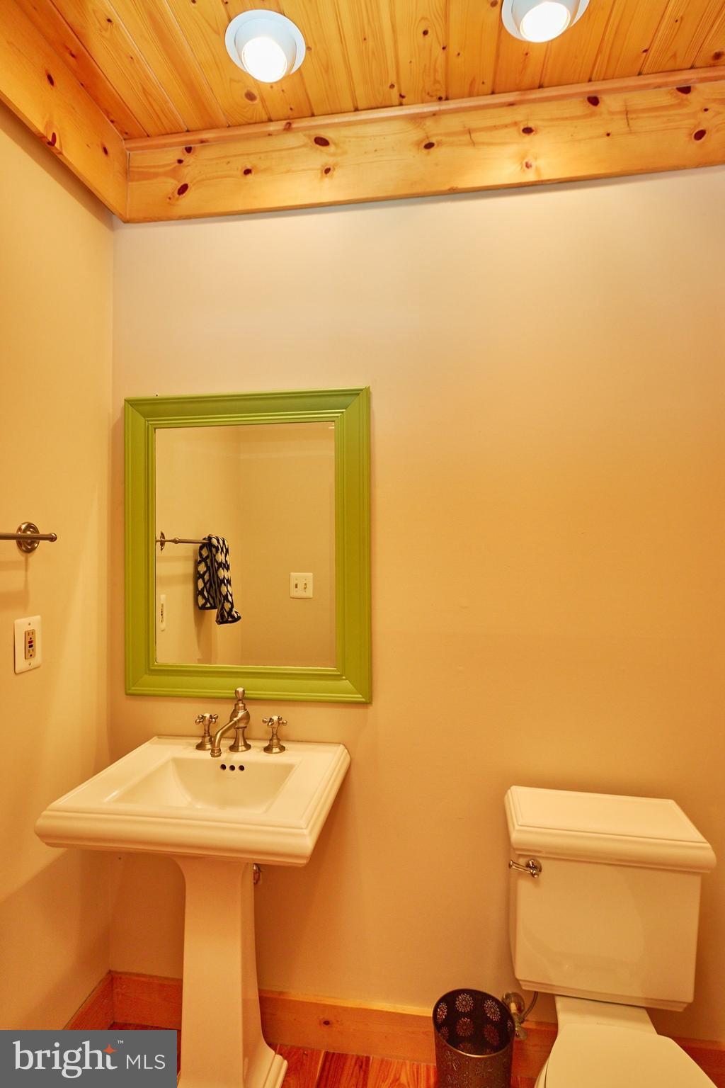 14047 Hume Road Hume, VA 22639 - Photo 33 of 73 2nd main level Half Bathroom
