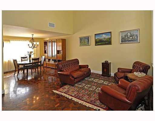 253 Bridgeton Road Weston, FL 33326 - Photo 4 of 16 Living Room