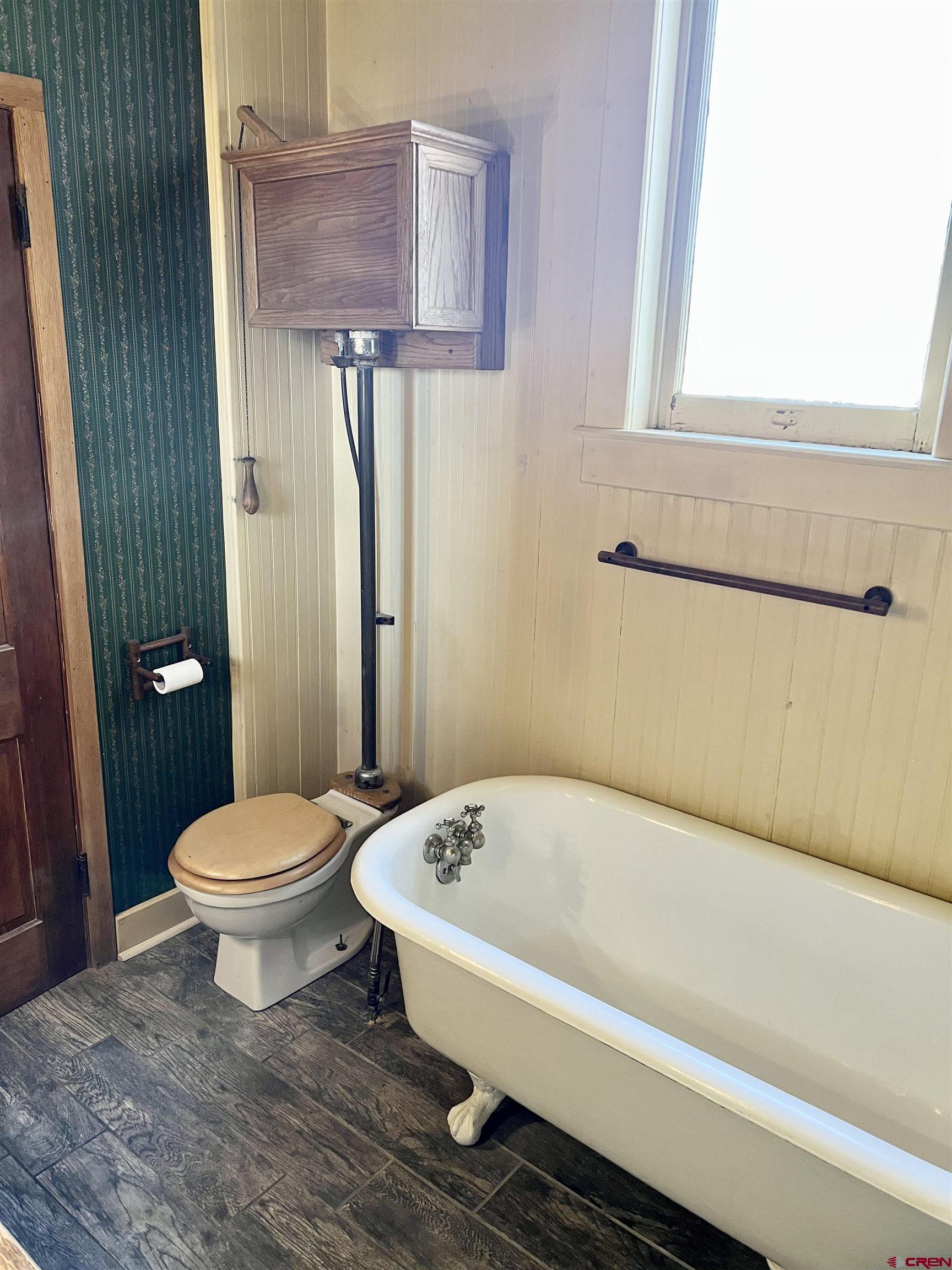 509 Leon Street Delta, CO 81416 - Photo 23 of 35 a bathroom with a toilet a sink and bathtub