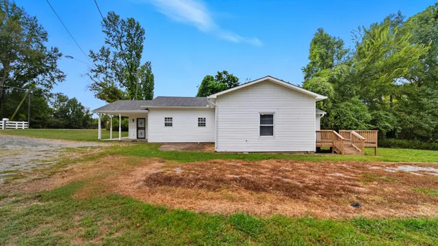 a view of a house with backyard