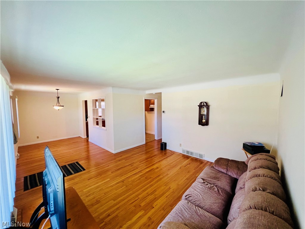 1094 Homestead Road Cleveland, OH 44121 - Photo 15 of 36
