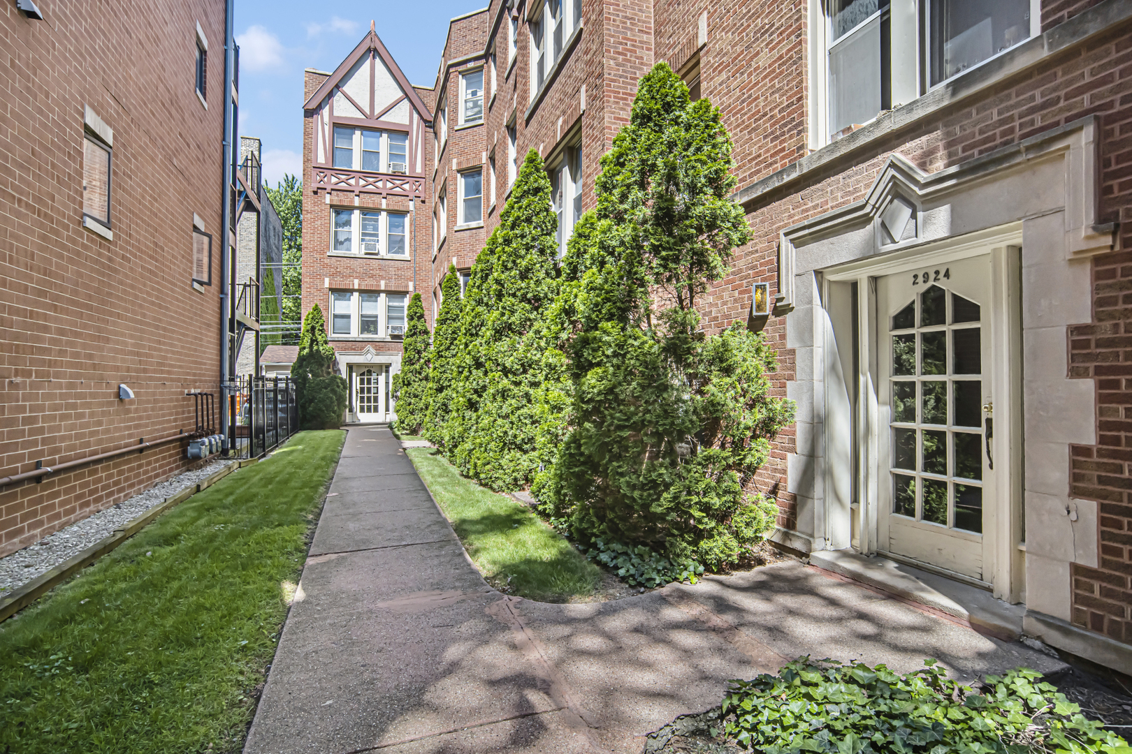 2922 5 North Sacramento Ave Unit 1W  