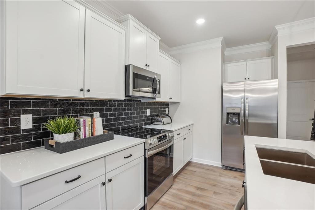 10 Southbend Court Rome, GA 30165 - Photo 12 of 25 a kitchen with stainless steel appliances granite countertop a sink a stove and a refrigerator