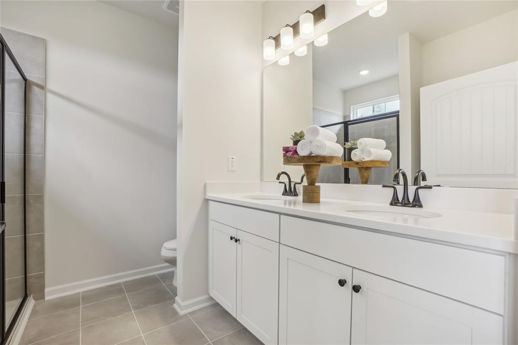 10 Southbend Court Rome, GA 30165 - Photo 21 of 25 a bathroom with a sink a toilet and a mirror