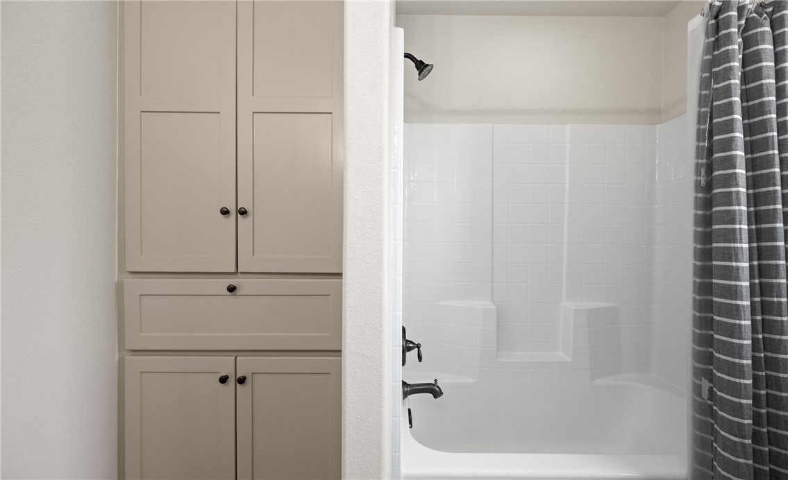 2517 Luzius Drive Corpus Christi, TX 78418 - Photo 20 of 25 a bathroom with a bathtub