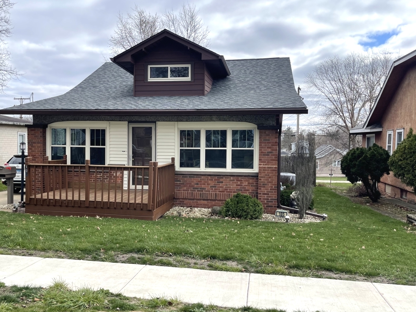 105 West 4th Street Spring Valley, IL 61362 - Photo 2 of 17 a front view of a house with a garden