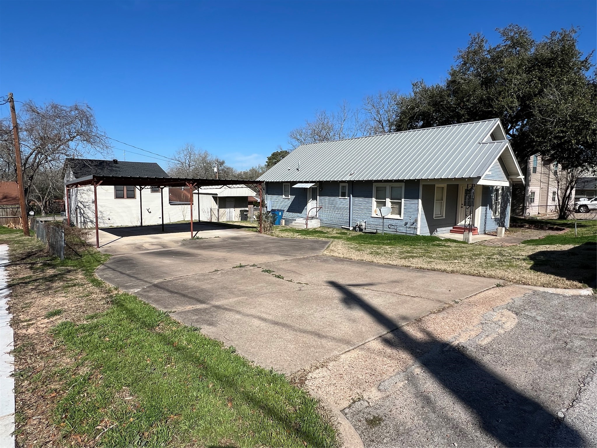 220 South Tesch Street Bellville, TX 77418 - Photo 2 of 15