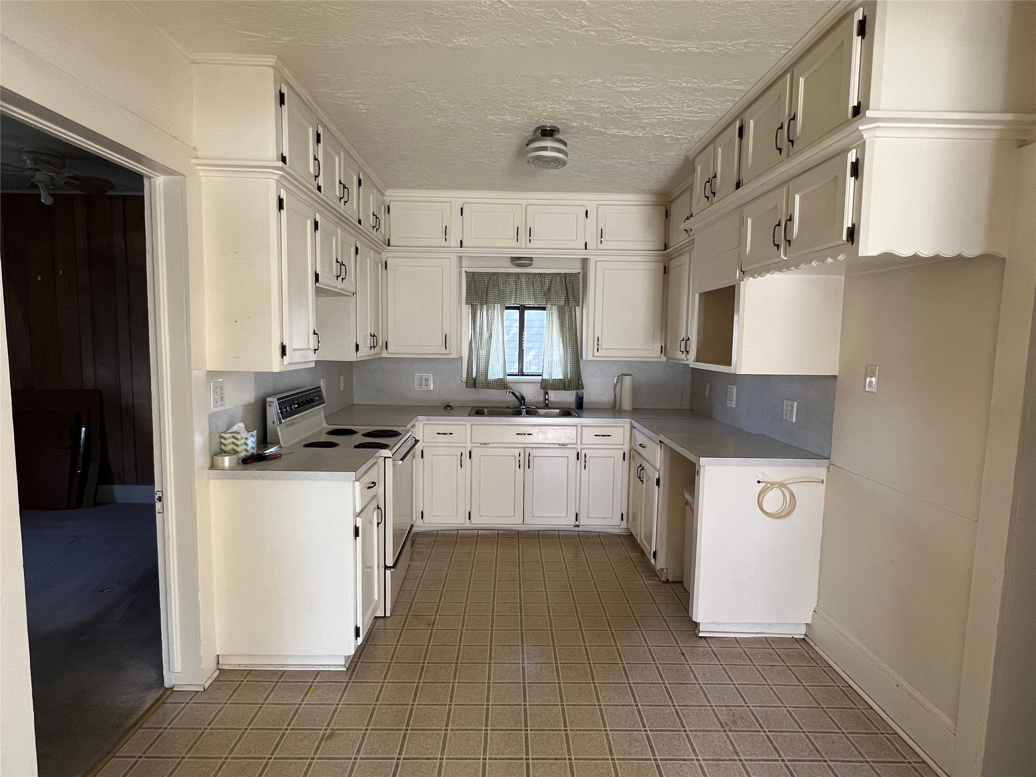 220 South Tesch Street Bellville, TX 77418 - Photo 5 of 15
