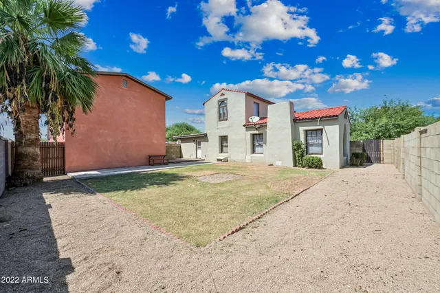 a front view of house with yard