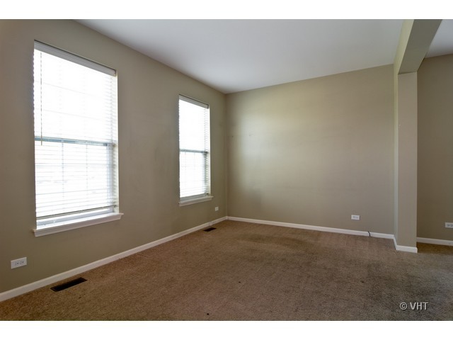 911 Oak Ridge Boulevard Elgin, IL 60120 - Photo 2 of 10