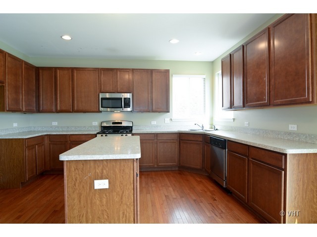 911 Oak Ridge Boulevard Elgin, IL 60120 - Photo 3 of 10